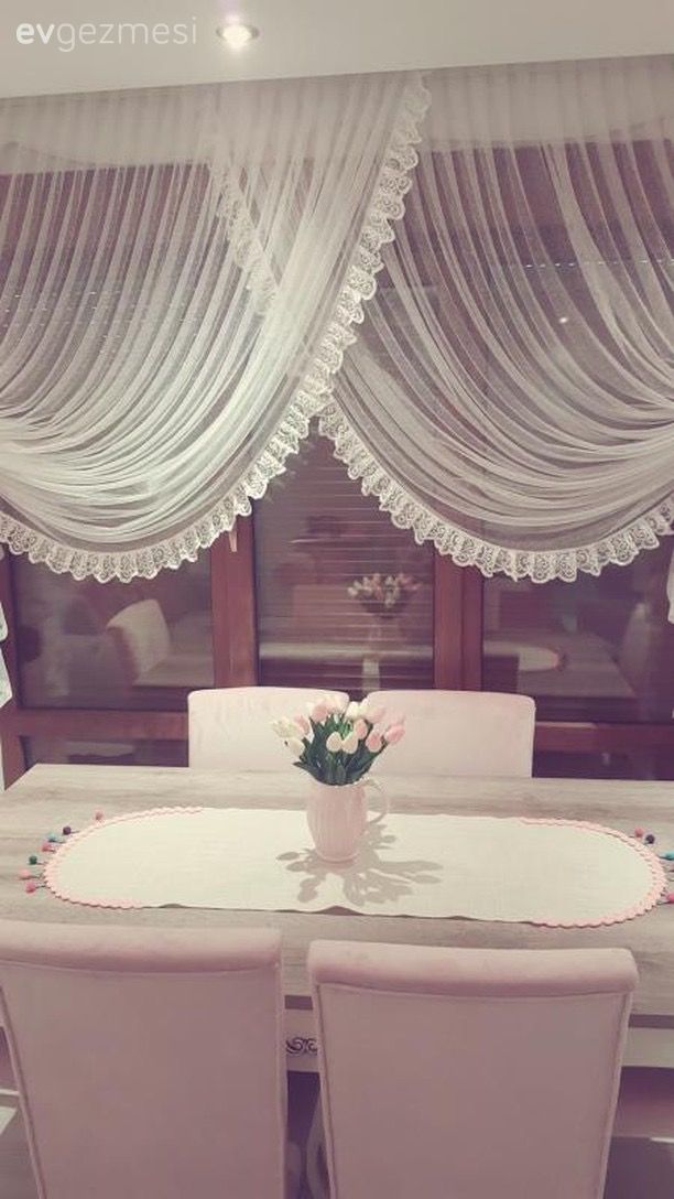 Yumuşak renkler, cıvıl cıvıl desenler. Sevgi hanımın salonu.