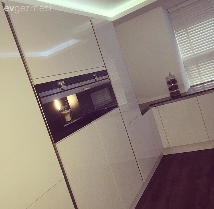 Sevcan hanımın bakır detaylarla şık bir görünüm alan, keyifli evi.