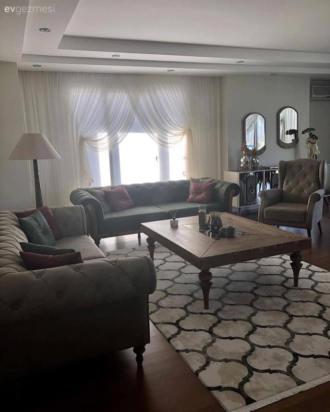 Salon Değil Sanki Galeri. Aksesuarlarıyla Kimlik Kazanan Bir Ev