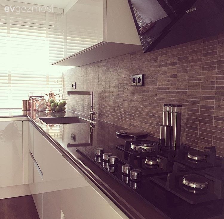 Sevcan hanımın bakır detaylarla şık bir görünüm alan, keyifli evi.