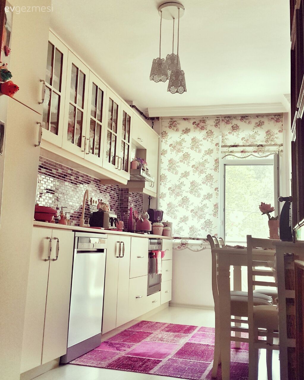 Beyaz mutfak, Halı, Mutfak, Mutfak masası, Pembe, Perde