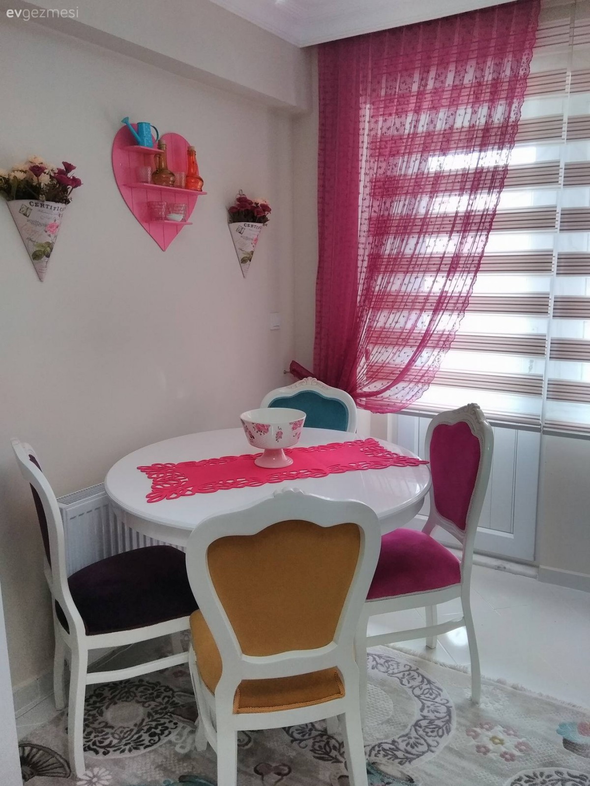 Fon perde, Japon perde, Mutfak masası, Pembe, Duvar rafı, Sarı, Perde