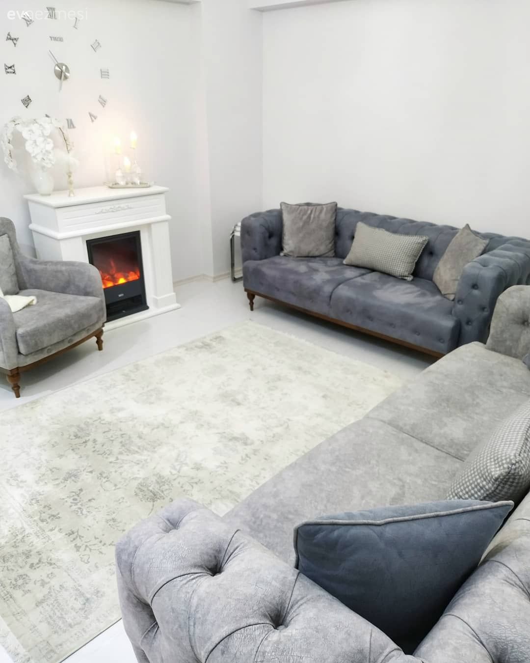Oturma Odası, Duvar saati, Şömine, Gri, Modern chesterfield, Halı