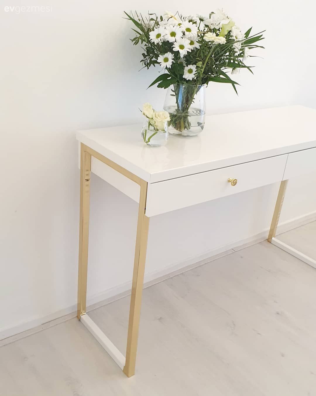 Çiçekler, Çalışma masası, Altın