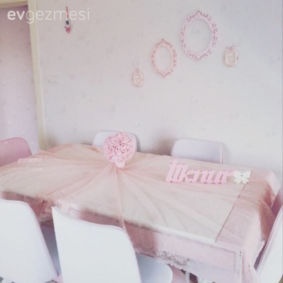 İlknur hanımın pembe hakimiyetinde cıvıl cıvıl evi..