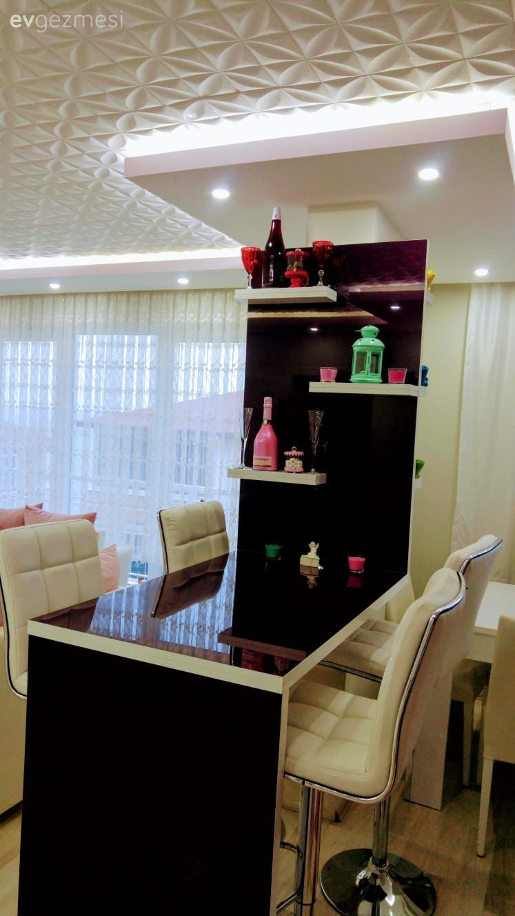 Bu Evin Dekorunun Odağında Sofistike Renkler, Göz Alıcı Aksesuarlar Var