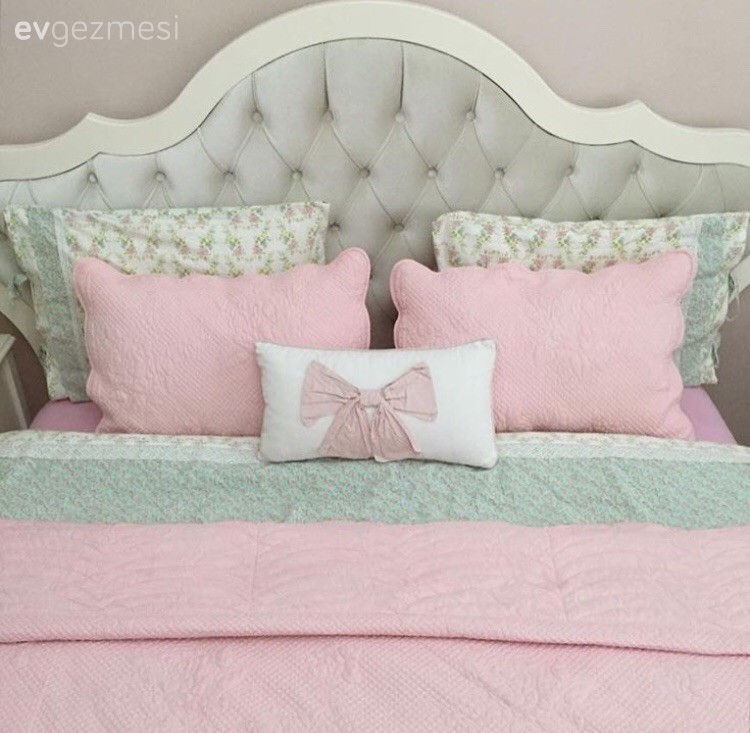 Sevcan hanımın beyaz ve mor uyumunda, sofistike evi.