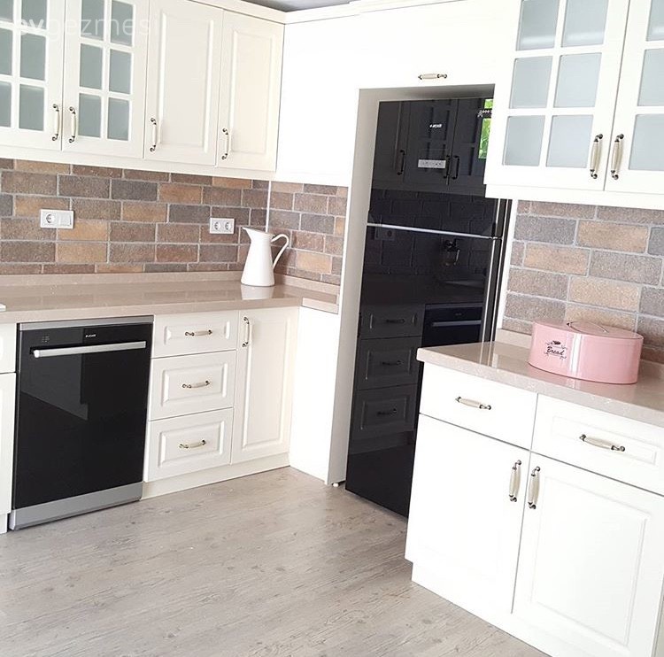 Songül hanımın yeni taşındığı evinde tatlı ve şık bir dekor.