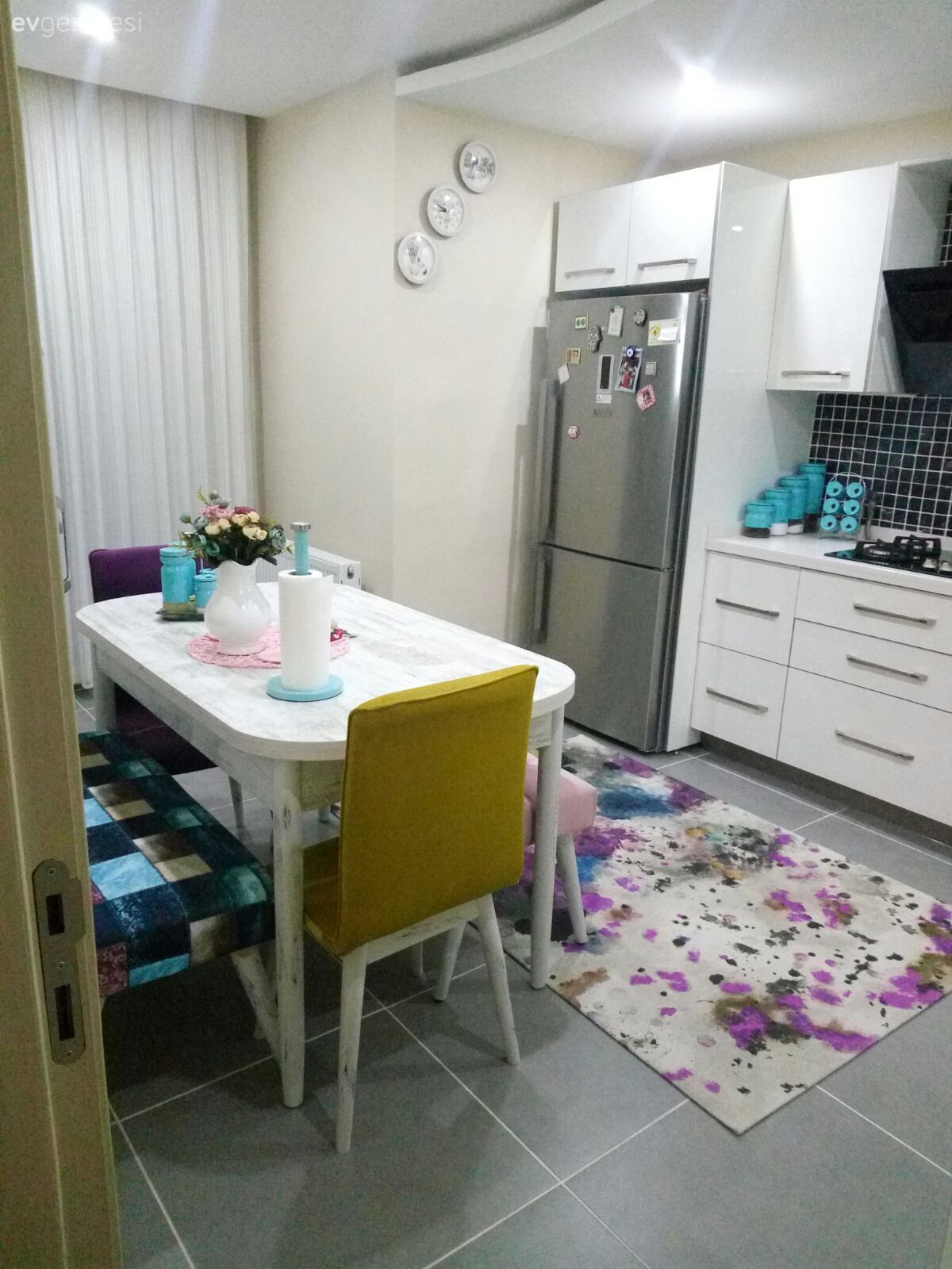 Beyaz mutfak, Mutfak masası, Sarı, Mutfak halısı, Halı, Mutfak