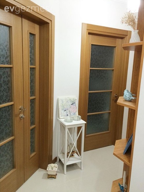 Açık renklerle döşenmiş içimizi açan ferah bir ev..