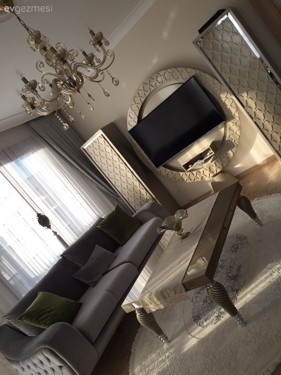 Avize, Gri, Halı, Orta sehpa, Salon, Tv ünitesi, Aydınlatma