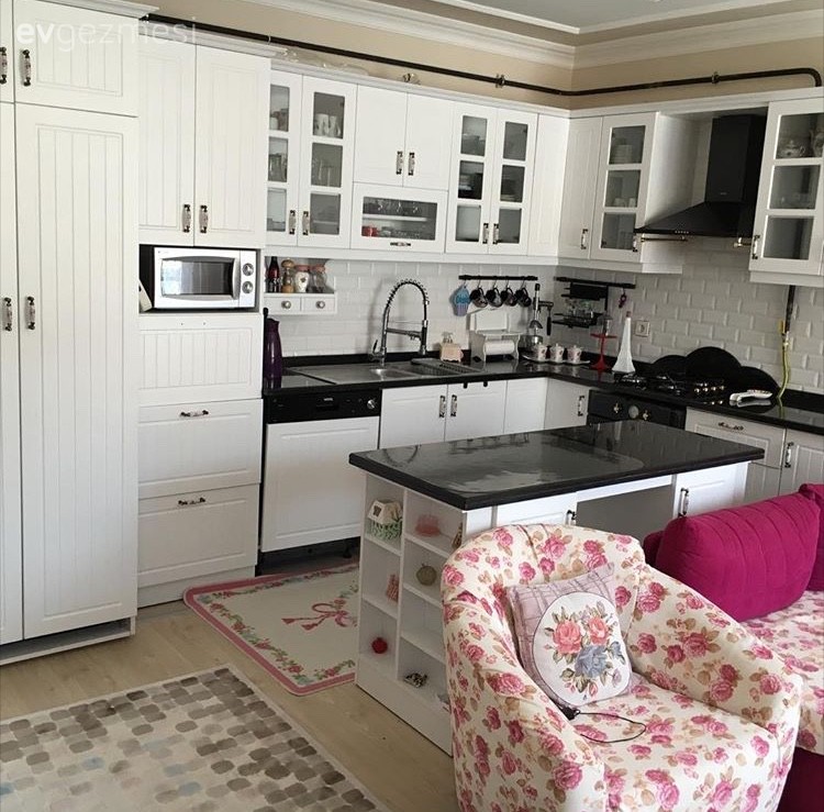 Gamze hanımın kullanışlı ve zevkli açık mutfağı..