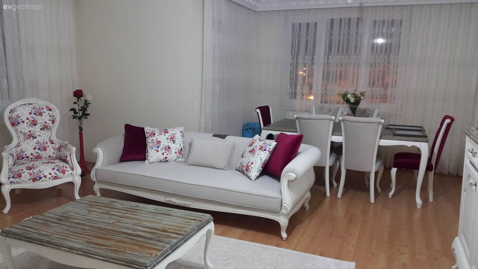 Yeni mobilyalar gelmiş. Peki bu salonu nasıl dekore etmeli?