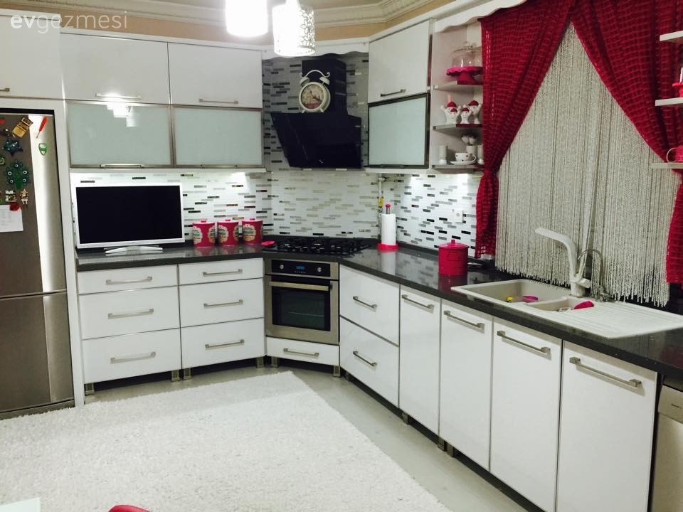 Kırmızı, Mutfak, Perde