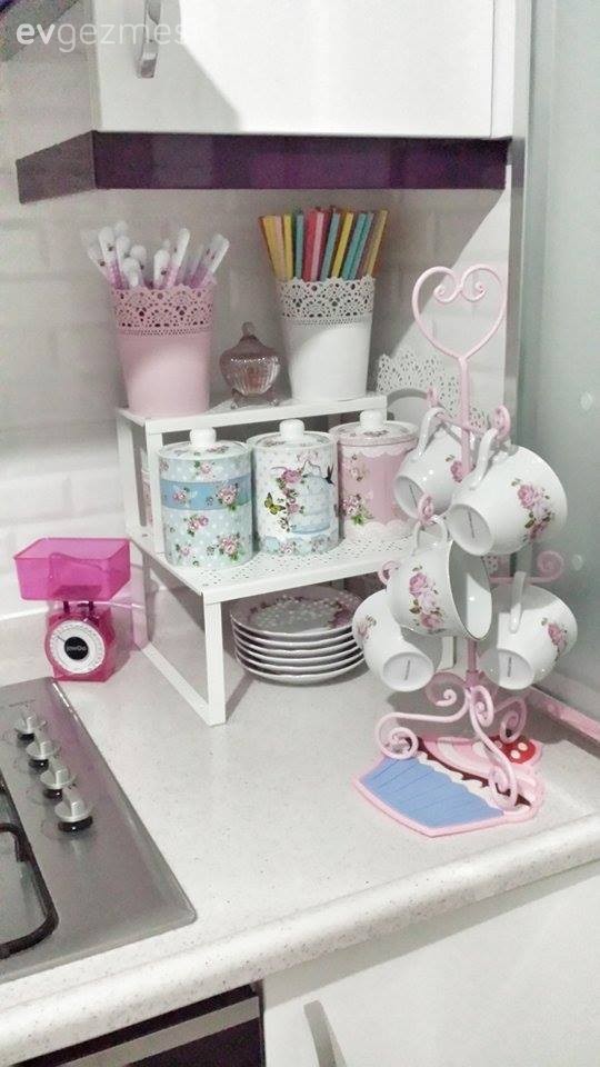 Neslihan hanım bol floral desenle zarif ve iç açıcı evi..