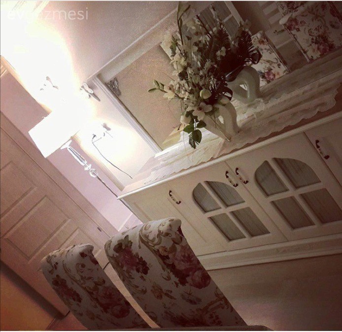 Şirin Hanım'ın pembeler ve çiçek desenler içindeki country tarzı evi