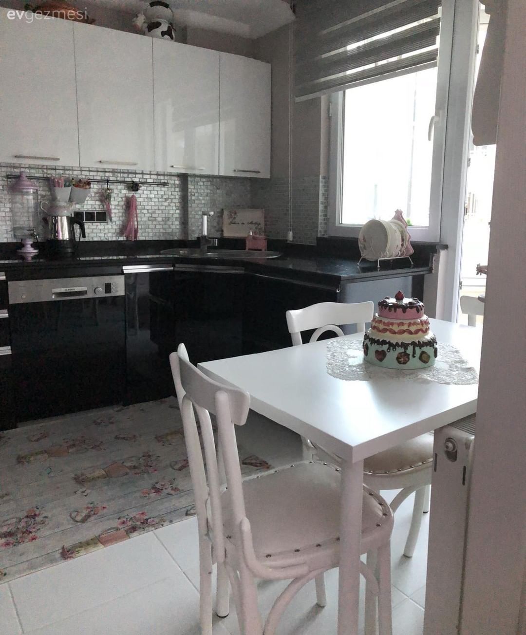 Bu Evde Klasik Stil Şık Duvar Kağıtları ve Aksesuarlarla Zenginleşiyor