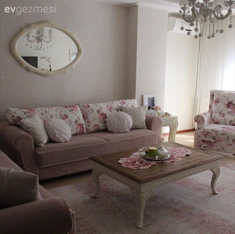 Ahşap Mobilya, Ayna, Duvar kağıdı, Halı, Orta sehpa, Pembe, Salon