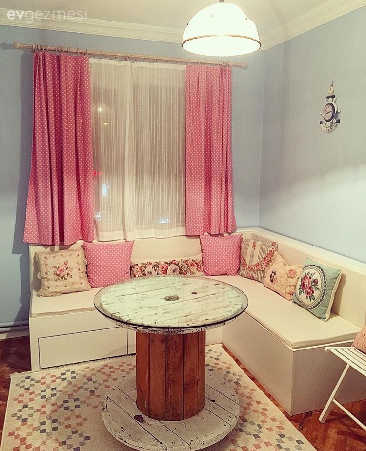 Rustik stilden etkilenilmiş, sıradanlıktan uzak, renkli bir ev..