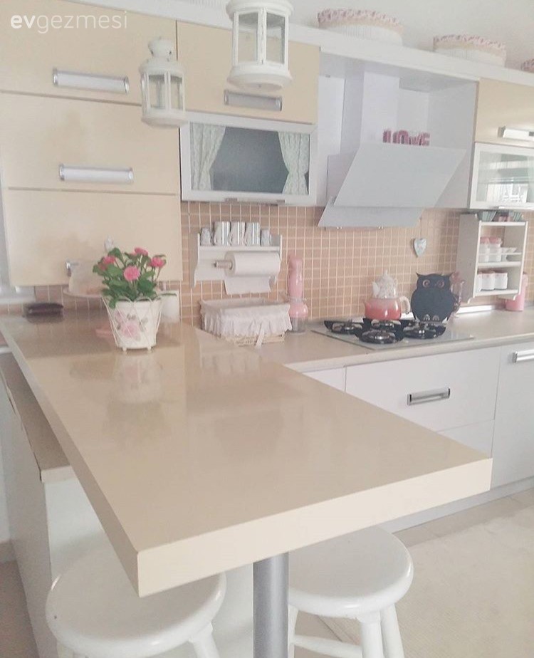 Koyu renklerden, Akdeniz esintilere: Eda hanımın evinden yeni kareler.