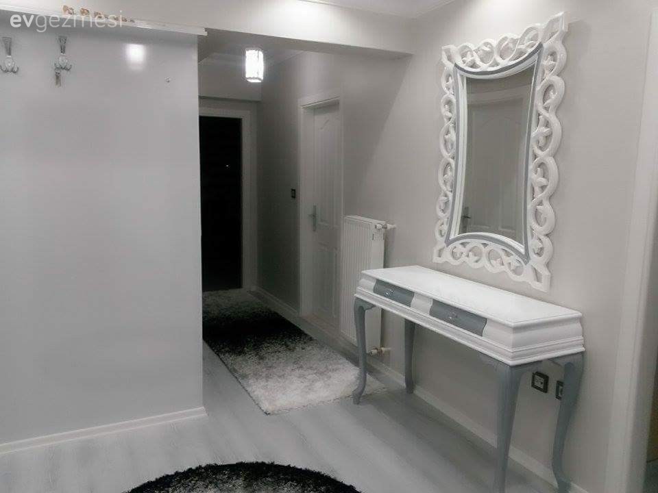 14 sene sonra yenilenen bu evin yeni dekoru konforlu ve uyumlu..