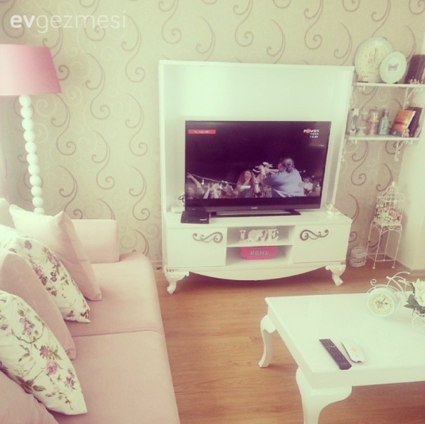 Pastel renklerle cıvıl cıvıl bir ev