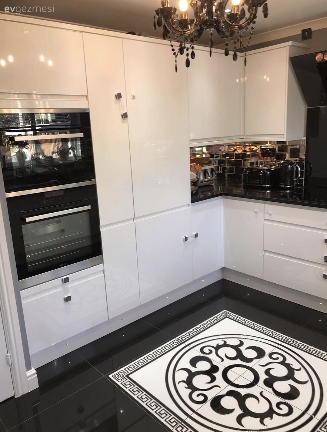 Kontrast Renkler ve Şık Aynalar ile Göz Alıcı Bir Dekor: Roze Hanım'ın Evi