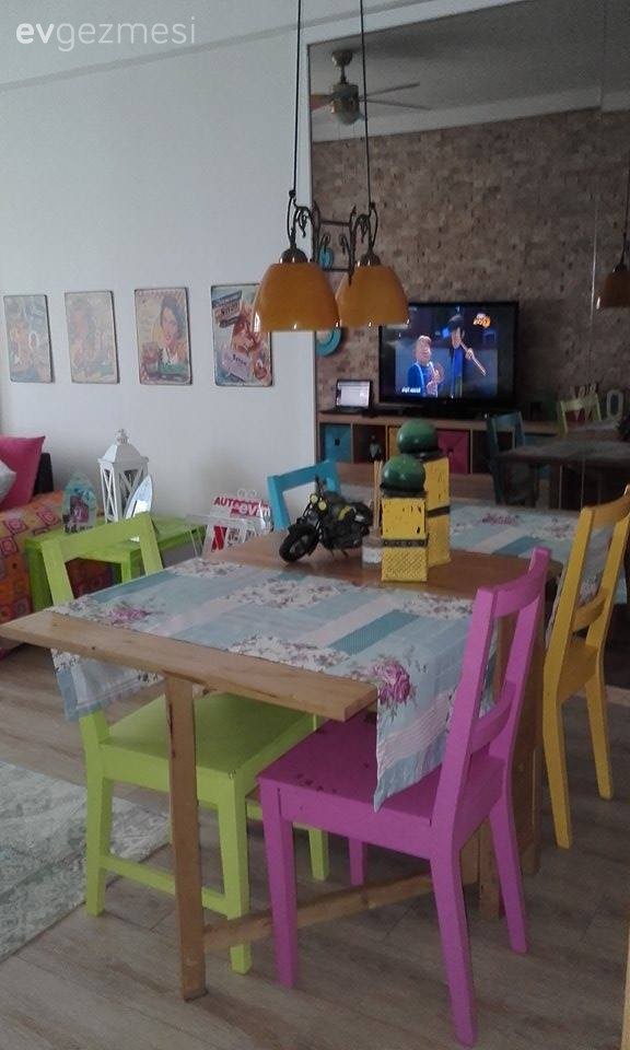 Esra hanımın el emeğiyle yenilediği, renkli ve cıvıl cıvıl evi..