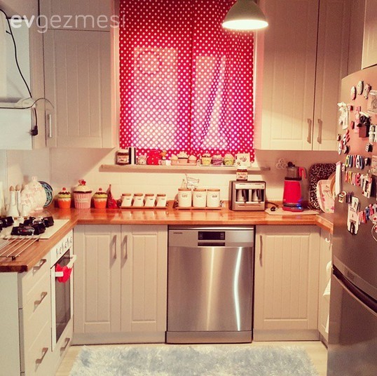 Baştan aşağı yenilenerek, her odada farklı stille döşenmiş bir ev..