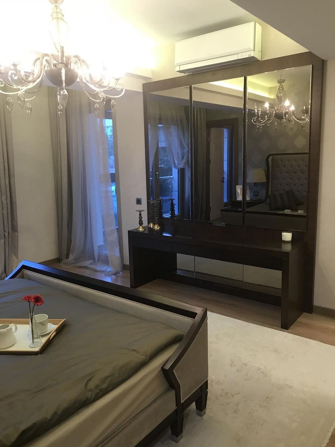 Stil Sahibi Mobilyaların Uyumlu Aksesuarlarla Tamamlandığı Bir Şahane Örnek Daire