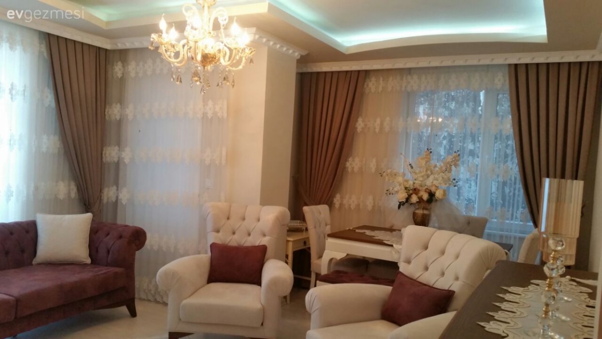 Bordo ve beyaz uyumu ile asil ve şık. Kübra hanımın salonu..