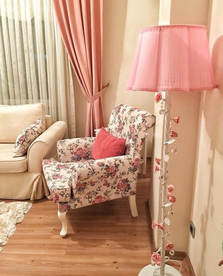 Country (kır evi) stilde, her köşesi özenli ve iç açıcı bir ev..