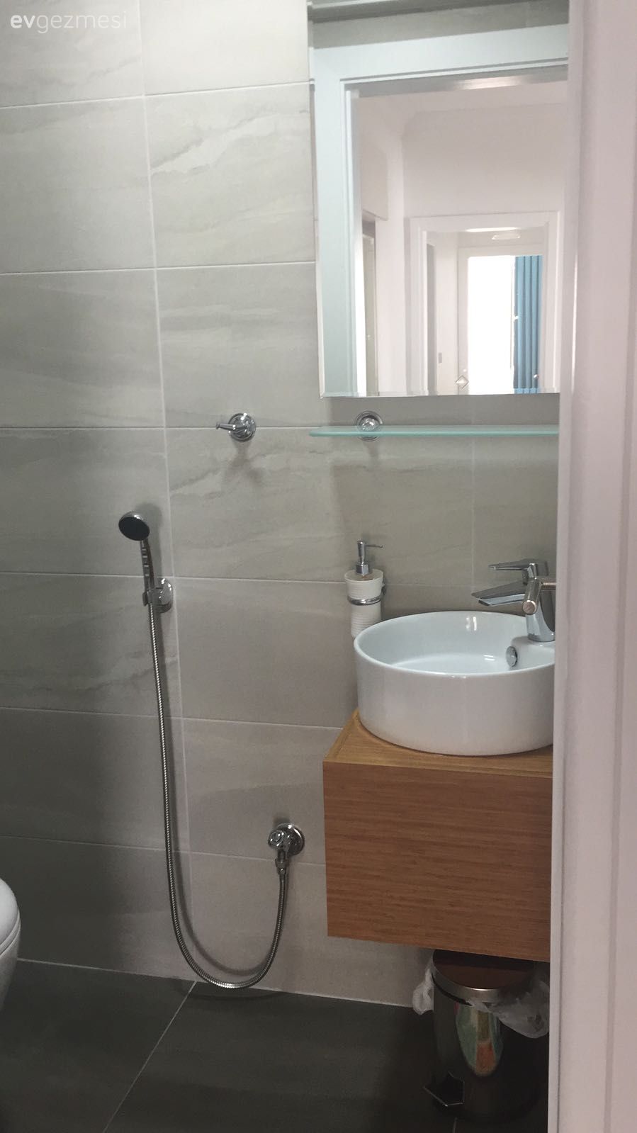 Yeni tasarım hem kullanışlı, hem modern ve şık. Dilek hanımın tadilat geçiren banyo ve holü..