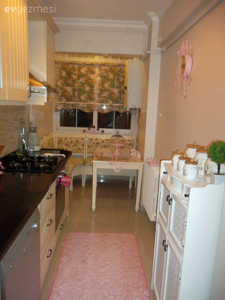 Aylin hanımın pembe nüanslarıyla zenginleşen zarif ve sıcak evi..