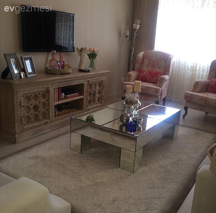 Yasemin hanımın anısı olan eşyalarla şekillenen, nostaljik ruhlu evi..