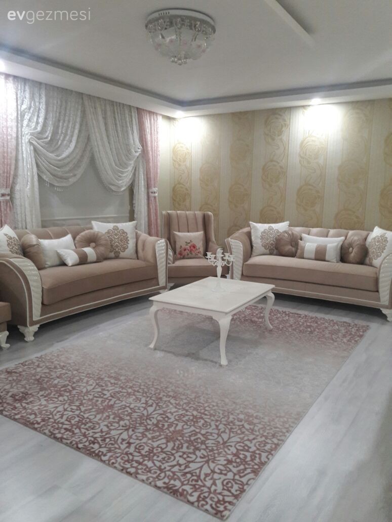 Duvar kağıdı, Halı, Krem, Orta sehpa, Perde, Salon