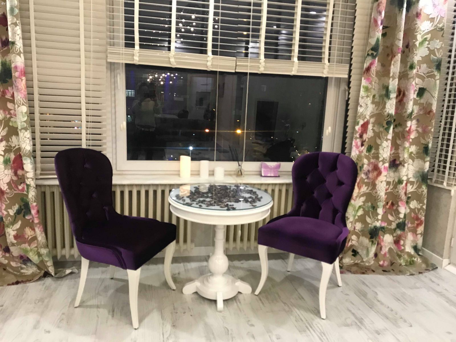 Bu Eskişehir Evinde Koyu Renkler Şık Aksesuarlara Arka Plan Oluşturuyor