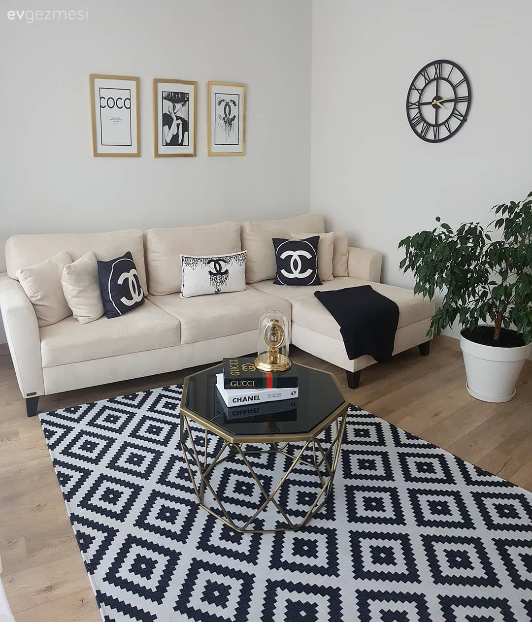 Nötr renklere çarpıcı detaylar.. Sofistike bir evin konuğuyuz..