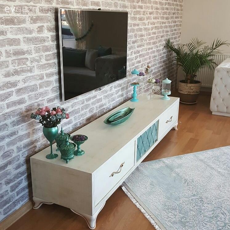 Leyla hanımın döşeme değişimiyle yepyeni bir görünüm alan salonu..