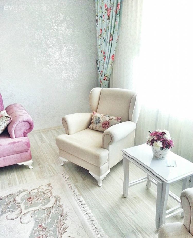 Sümeyye hanımın her odası kendi içinde uyumlu, sade evi..