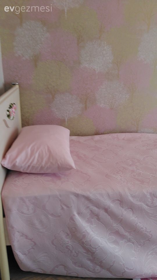 Dilara hanımın geniş evinde, abartıdan uzak ve şık bir dekor..