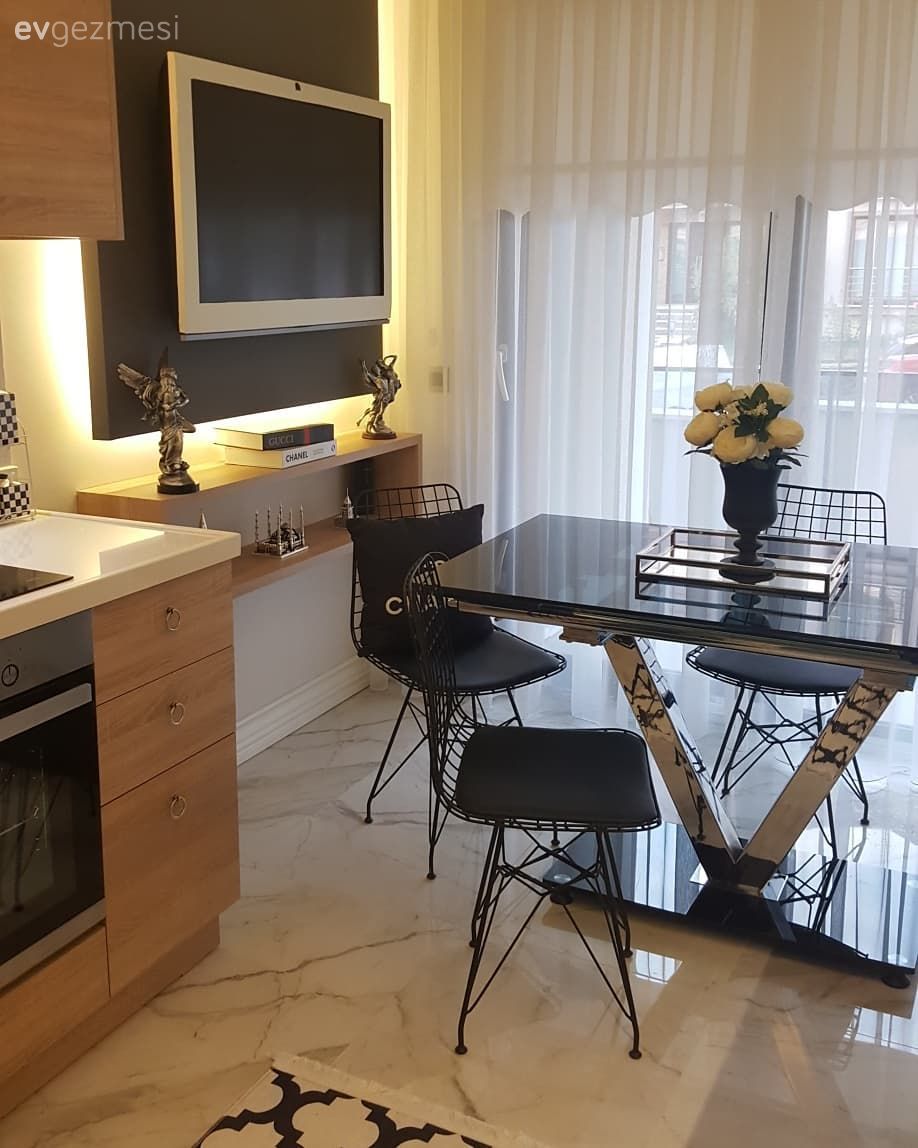 Bu evde koyu ve açık renklerin kontrastı, doğal materyallerle sofistike bir hava kazanıyor..