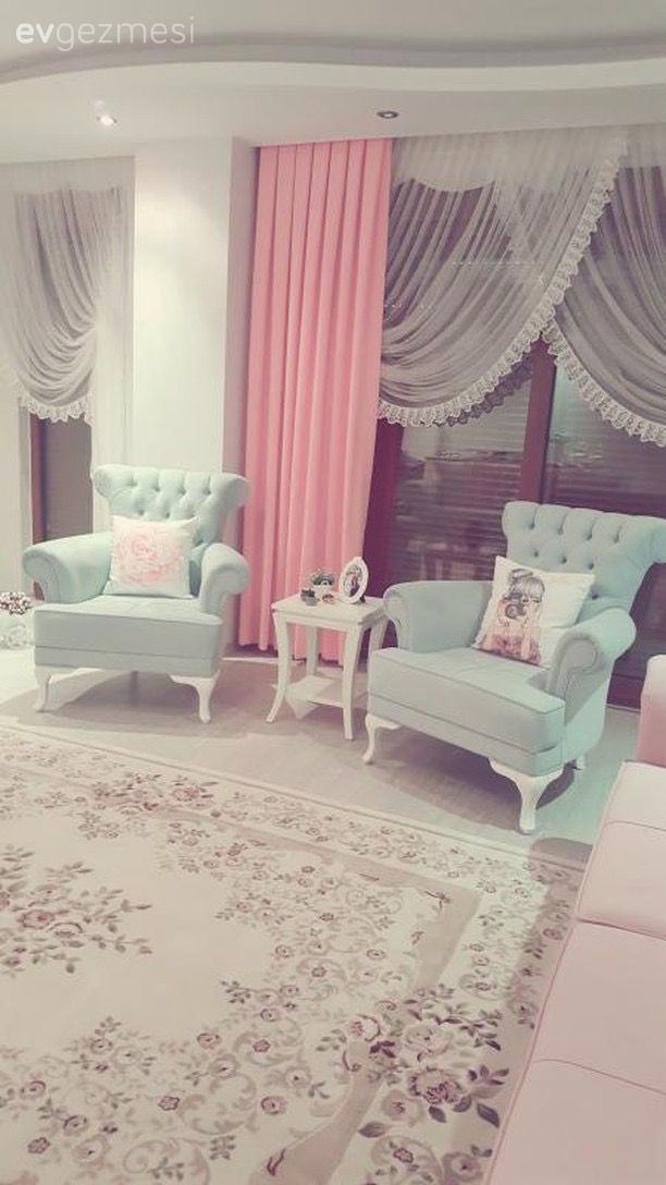 Yumuşak renkler, cıvıl cıvıl desenler. Sevgi hanımın salonu.