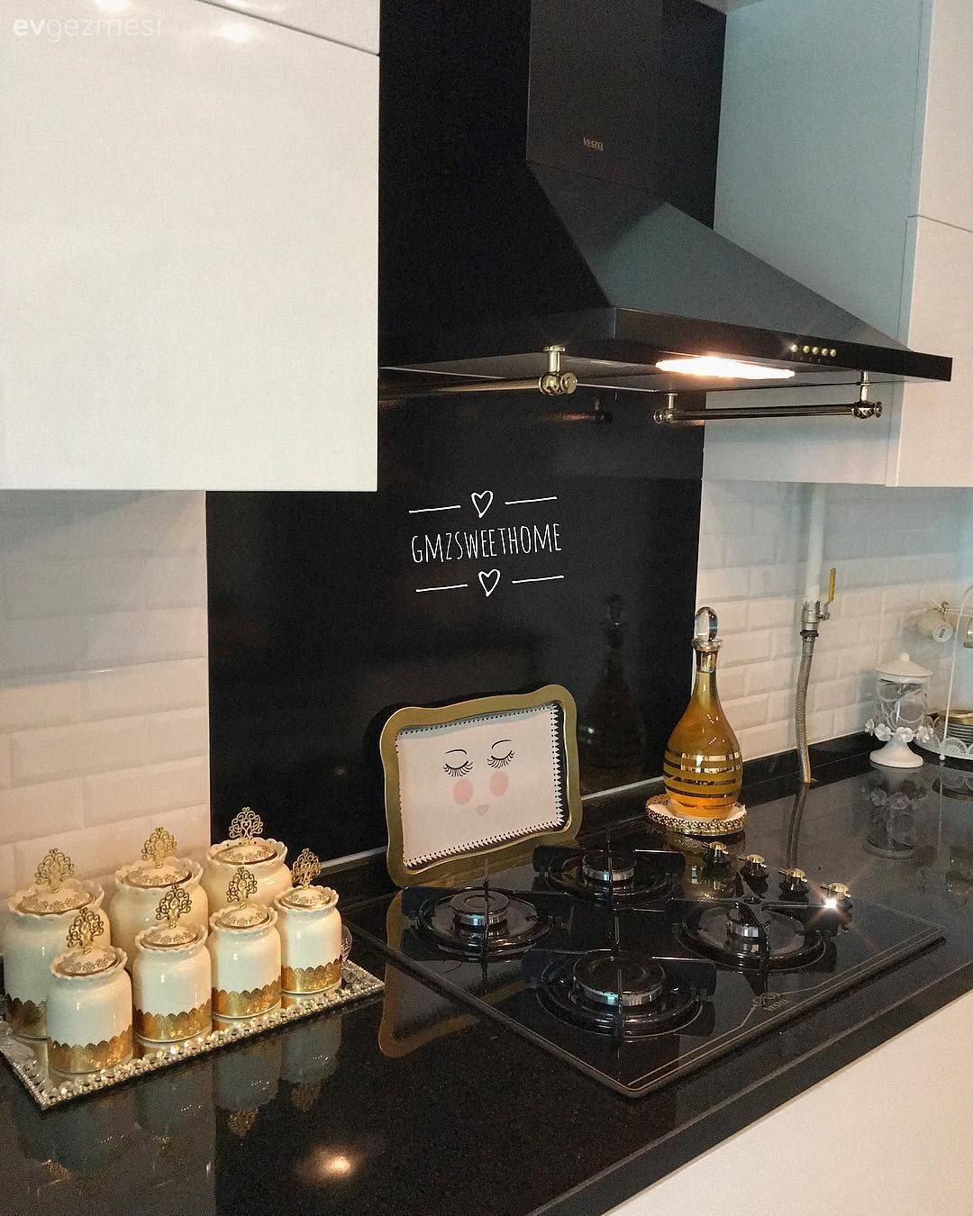 Bu Evde Siyahın Sofistike Tavrı Altın Yansımalarla Taçlandırılmış!