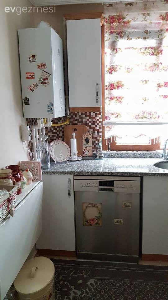 Esengül hanımın küçük alanda ferahlığı yakaladığı, tatlı evi..