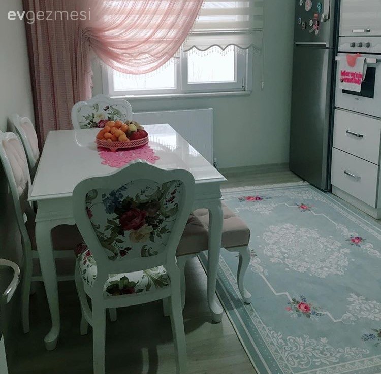 Beyaz mutfak, Halı, Mutfak, Mutfak masası, Perde