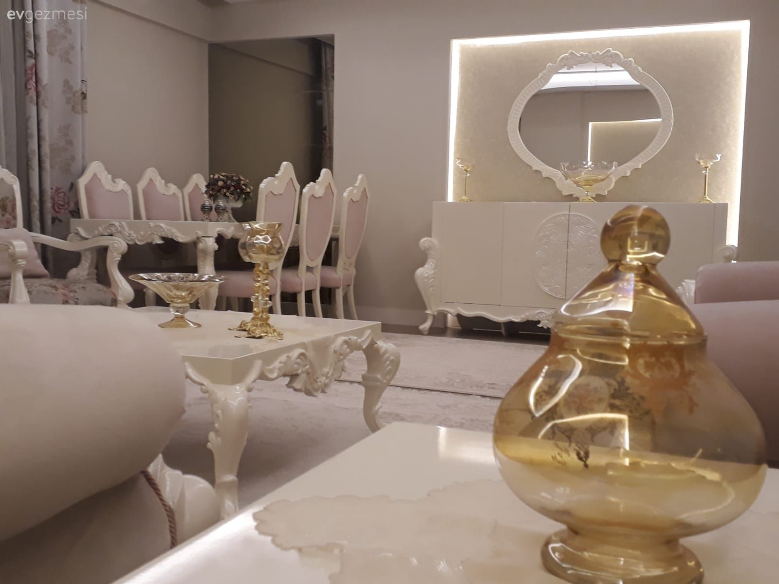 Klasik Stil Bu Zarif ve Şık Evde Pasteller ile Birlikte