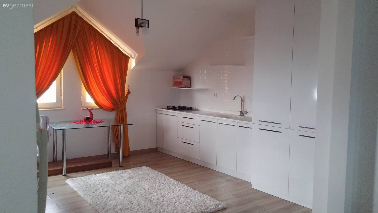 Çatı katı, Mutfak, Perde, Turuncu