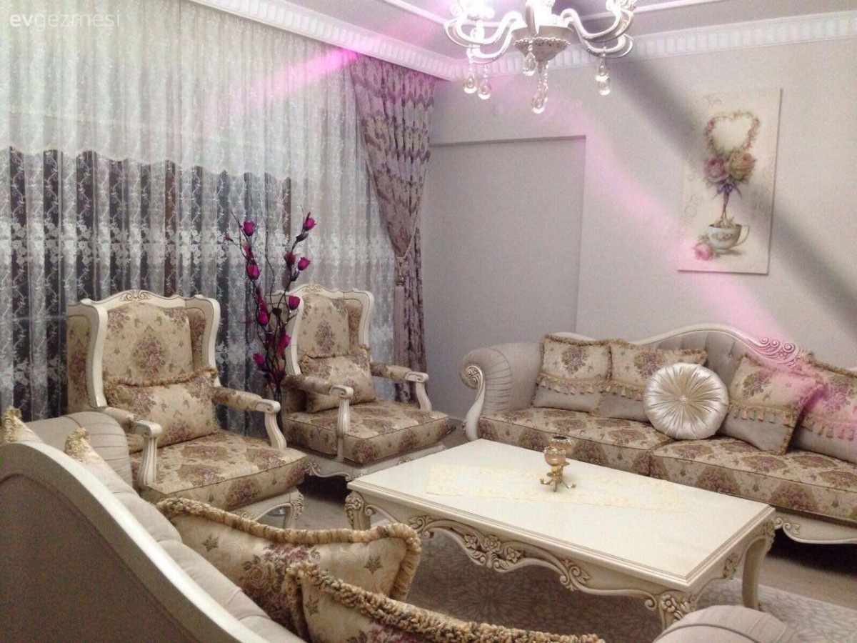 Altın, Avize, Berjer, Fon perde, Orta sehpa, Pembe, Perde, Salon, Aydınlatma