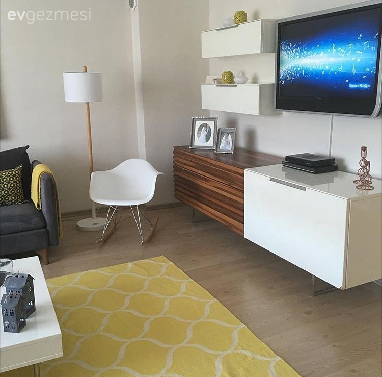 Bengü hanımın sade mobilyaları canlı renklerle tamamladığı